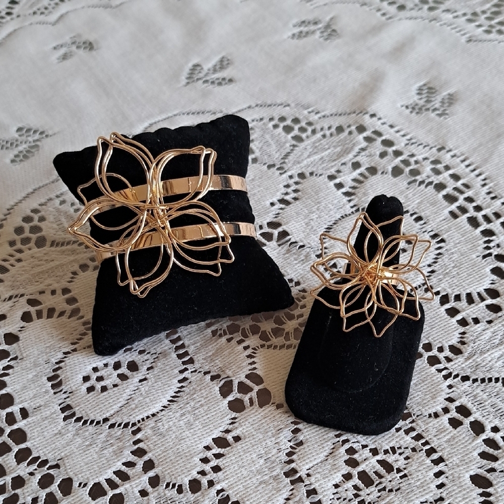 Elegant Gold Floral Jewelry Set - Picture 6 of 7